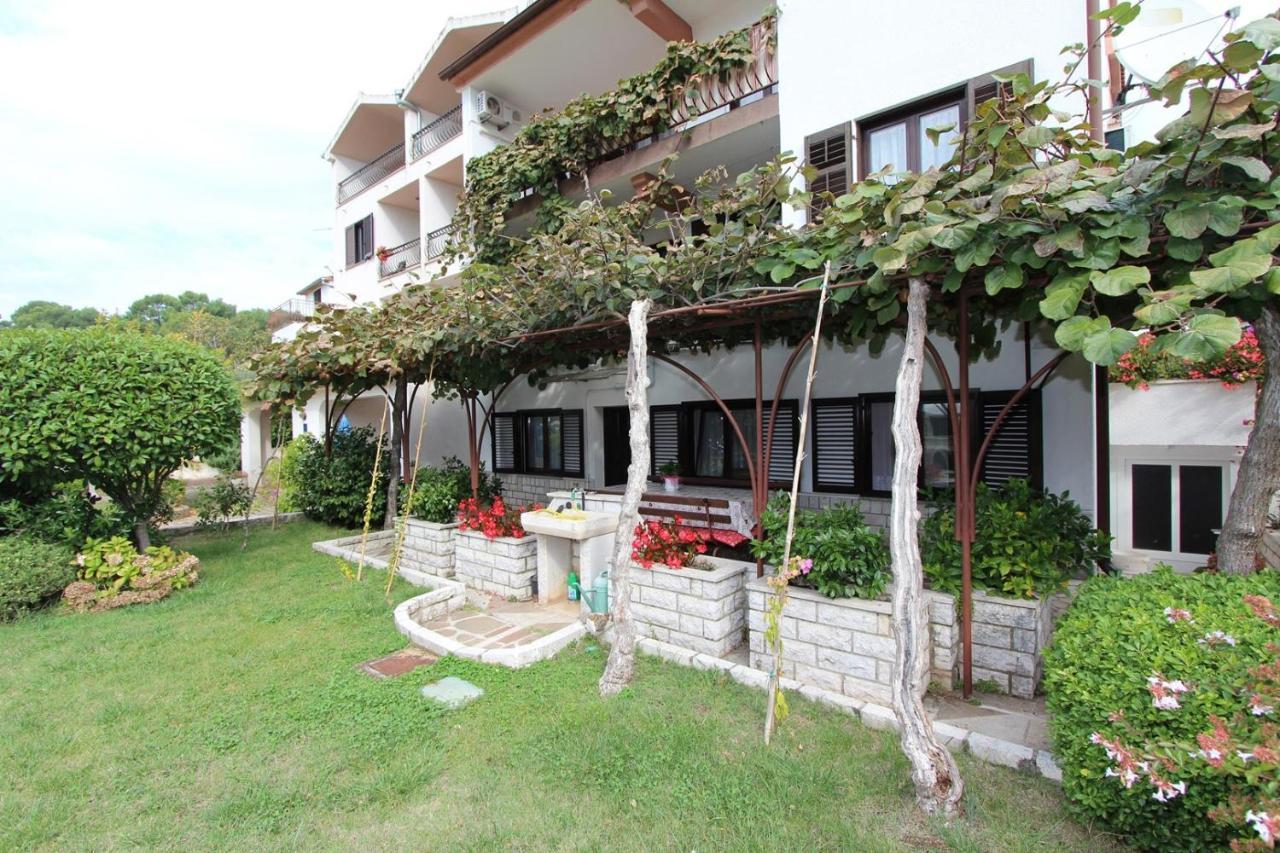 Apartments Daria Rovigno Esterno foto